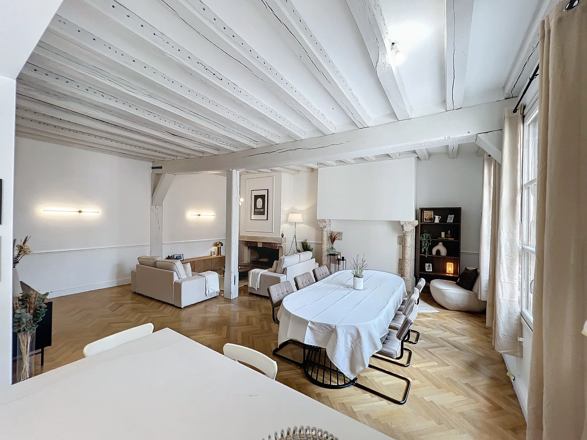 Pièce de vie meublée après rénovation