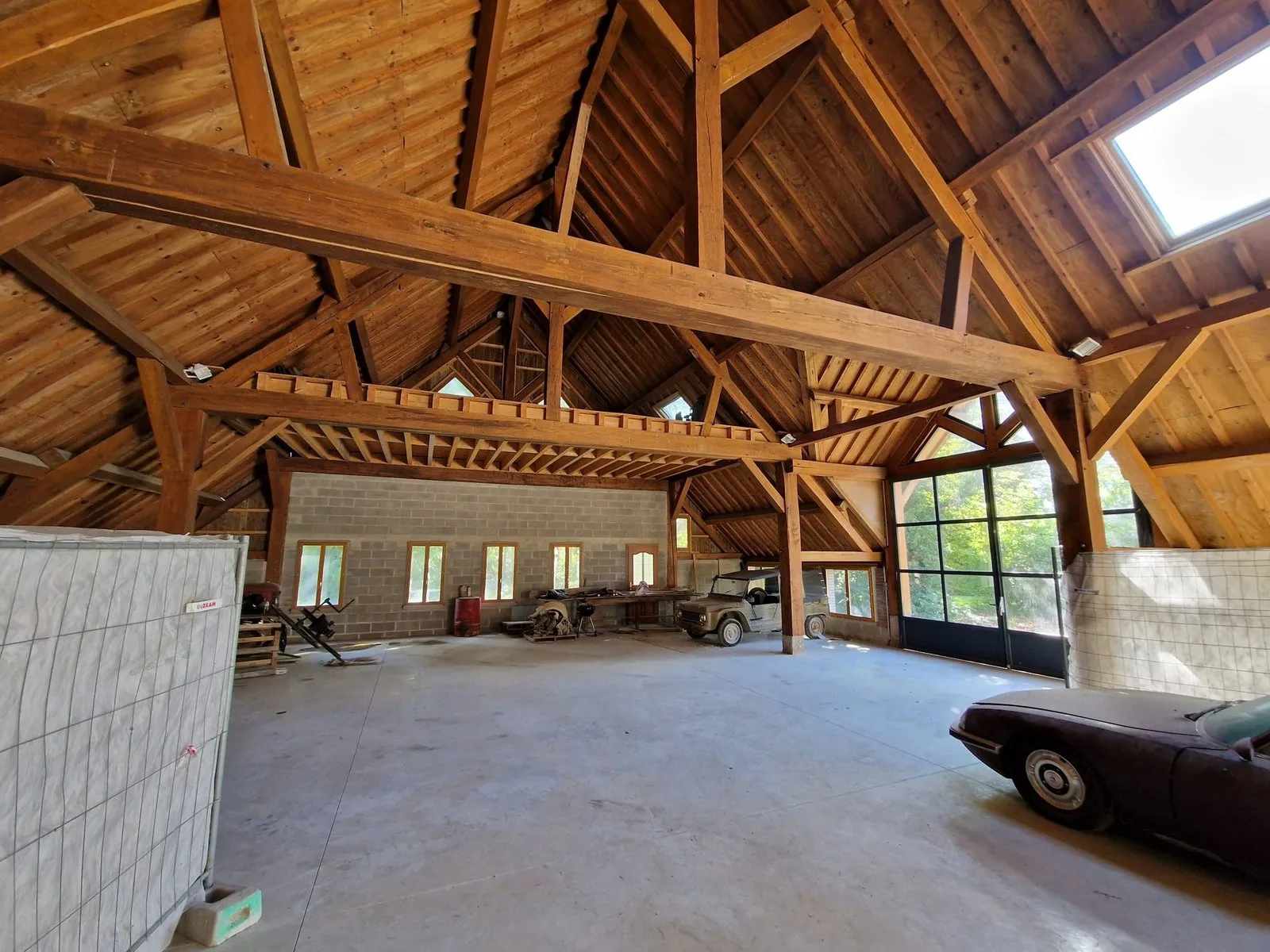 Charpente et mezzanine de l’ancienne salle des fêtes