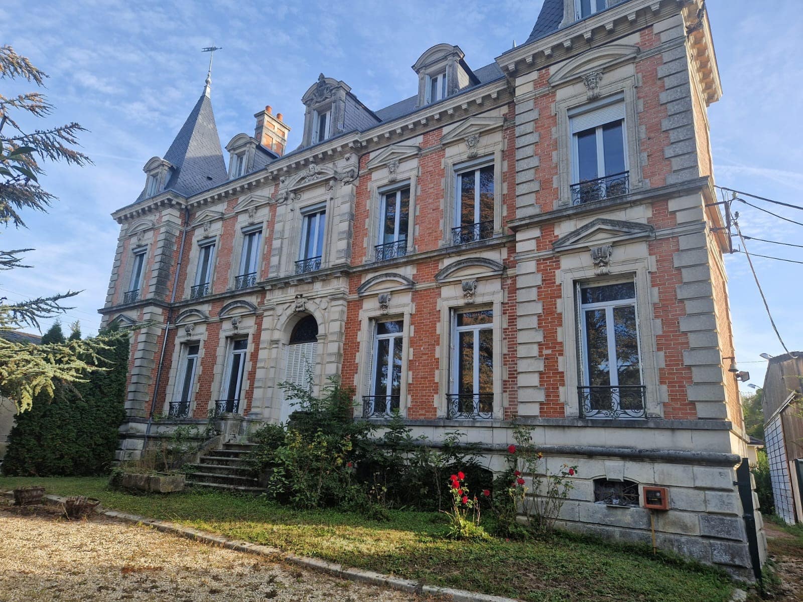 Facade du Chateau de Bréviande dans l'aube (10)